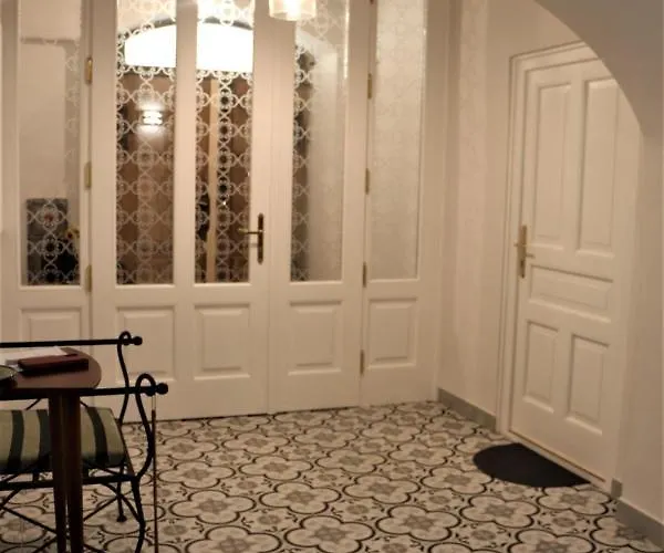 Bem Apartman, * Кёсег