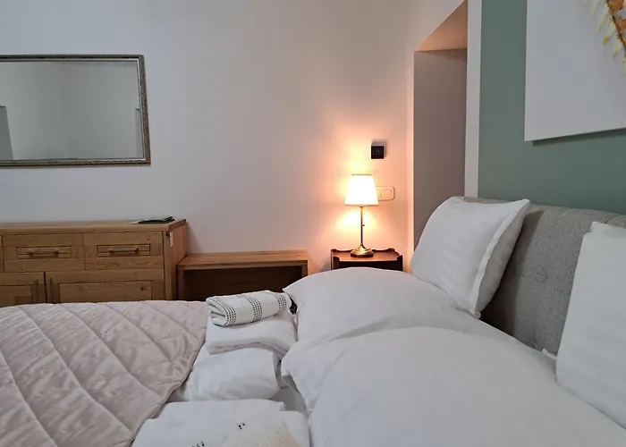 Bem Apartman, * Кёсег