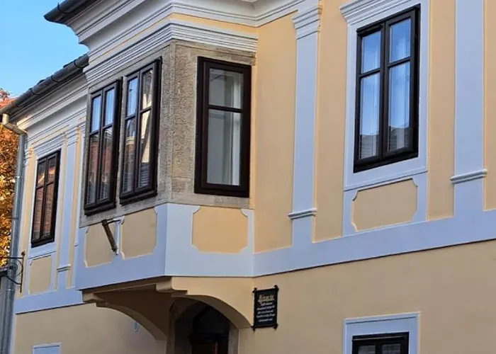 Bem Apartman, * Кёсег